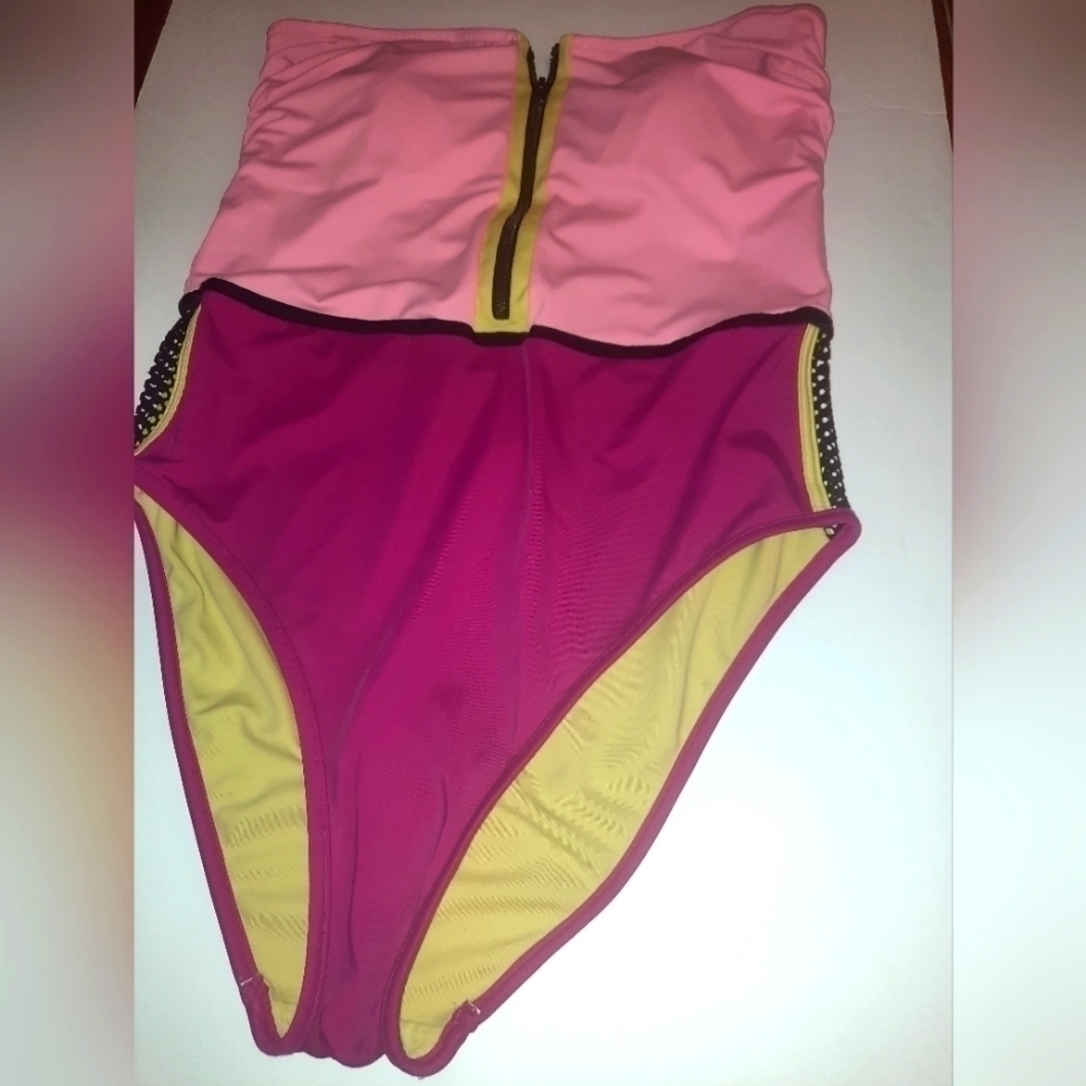 Cute strapless swimsuit.